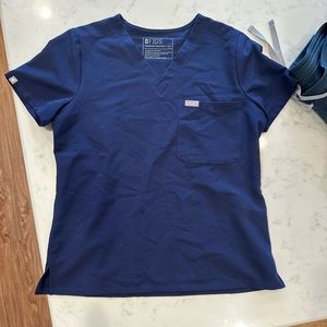 XS FIGS top! I have matching pants too